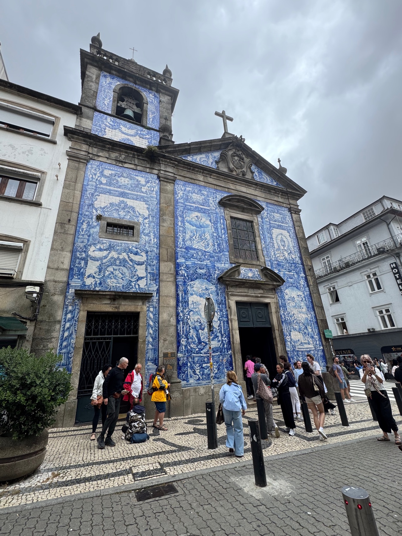 En kirke i Porto med klokketårn og en facade dækket af blå og hvide fliser.